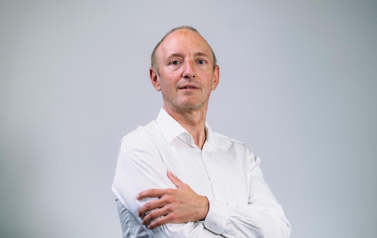 Uroš Godnov | Dr. Uroš Godnov je glede sprejemanja in razvoja umetne inteligence zmerno optimističen: "Upam, da bo človeštvo zmagalo. A resno – spustite umetno inteligenco v svoje življenje. Ne bo več šlo brez nje." Njegova starša, stara 80 let, že rešujeta križanke s pomočjo programa ChatGPT. Tudi to je začetek. | Foto Jan Lukanović