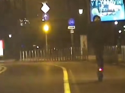 Policisti ujeli voznika električnega skiroja: plačati mora skoraj tisoč evrov kazni #video
