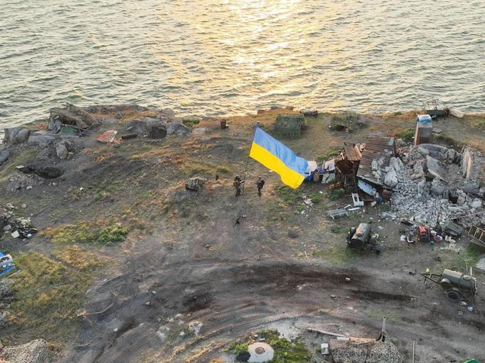 Fotografije s Kačjega otoka, ki naj bi bile po trditvah ukrajinskega obrambnega ministrstva posnete danes v jutranjih urah. | Foto: Reuters