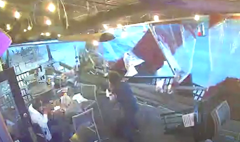 Neverjeten posnetek: zapeljal na teraso restavracije in pobegnil #video