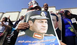 Sodišče Mubaraka spoznalo za nedolžnega glede umora protestnikov (video)