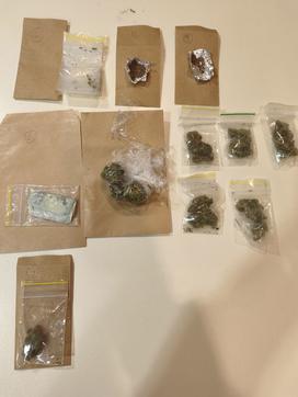 Prepovedane droge, ki so jih policisti našli pri 18-letnem vozniku, ki je v sredo dopoldne povzročil prometno nesrečo na Šmartinski cesti v Ljubljani.