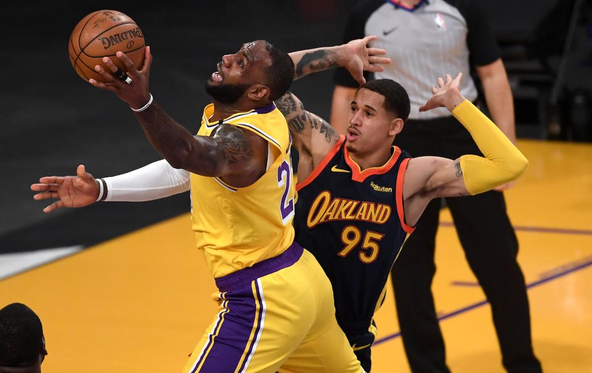 LeBron James | Zasedba Los Angeles Lakers si je zagotovila preboj v končnico. Odločilno trojko je dosegel prvi zvezdnik ekipe LeBron James. | Foto Guliverimage