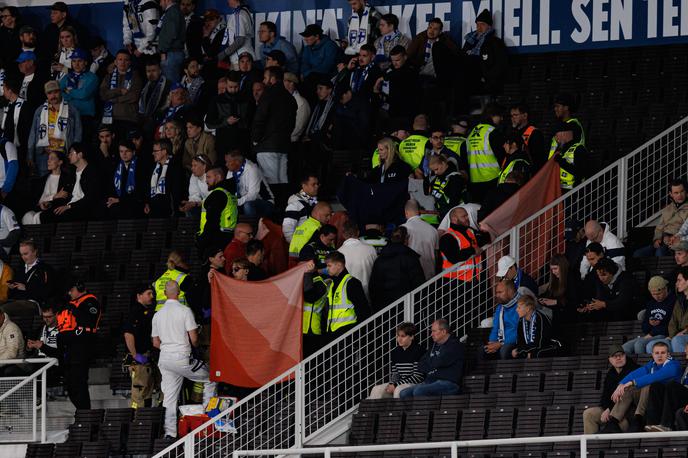 Finska : Poljska navijač | Moški se je na olimpijskem stadionu v Helsinkih zgrudil, tekmo so zaradi tega v 73. minuti prekinili. | Foto Guliverimage