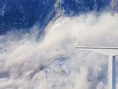 Trenutki katastrofe: Novo odprti most se je delno zrušil