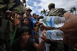 Številni Filipinci zapuščajo v tajfunu prizadeta območja
