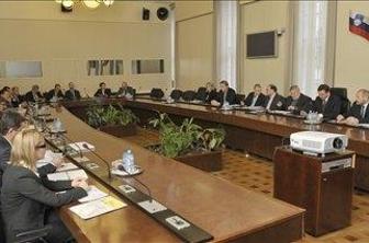 Pahor napovedal pomoč zdravemu delu gospodarstva v času krize