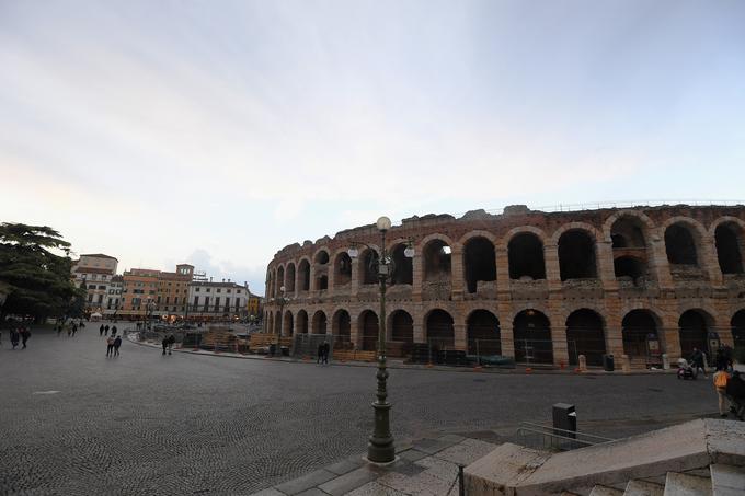 Odkar seje koronavirus smrt v Italiji, veronska arena sameva brez turistov. | Foto: Reuters