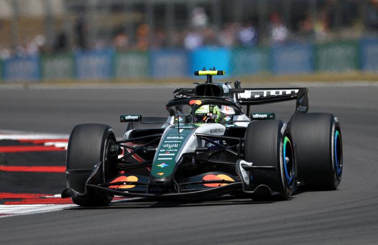 Lando Norris v tokrat zeleno-belem dirkalniku. McLaren v Silverstonu nastopa v barvi shemi, kakršni so jo imeli konec 60 let. | Foto: Reuters