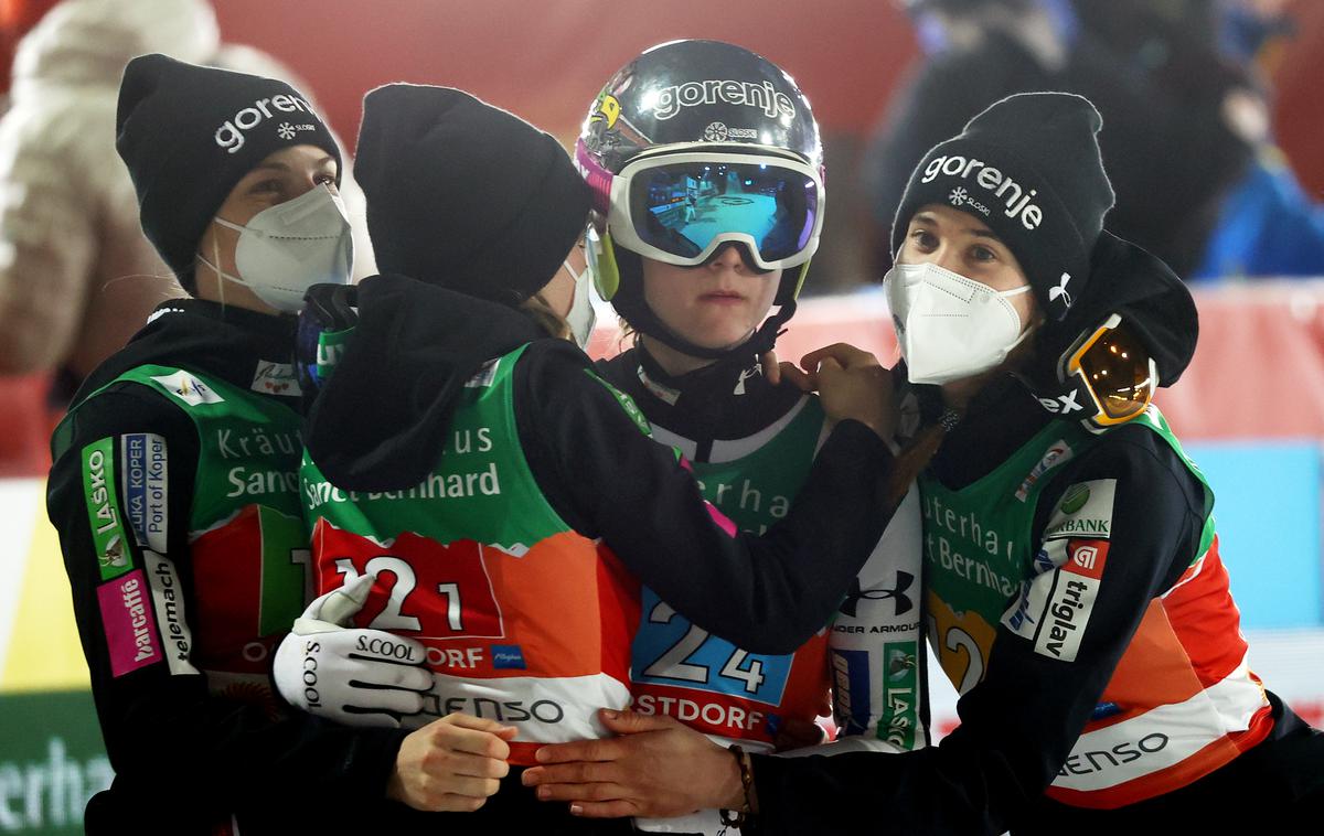 Slovenske skakalke | Nika Križnar, Urša Bogataj, Špela Rogelj in Ema Klinec so osvojile srebrno medaljo. Za vsega 1,4 točke so bile oddaljene od velikega zlata. | Foto Reuters