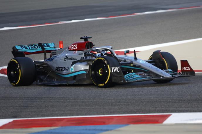 F1 testiranja Mercedes | George Russell je dosegel deveti čas dneva. Poglejte stranice njegovega dirkalnika: ožje so, širše pa je le nekakšno krilce, na katerem je nameščeno vzvratno ogledalo. | Foto Reuters