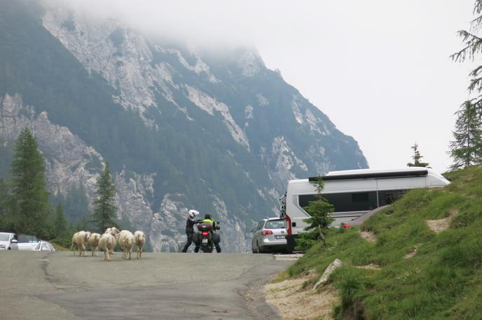 Vršič | Na prelazu Vršič, ki povezuje Kranjsko Goro in Trento, se že dolgo soočajo s prometnim kaosom.  | Foto STA