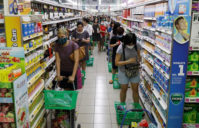 V Singapurju so se prav tako odločili za bolj ostre ukrepe za zajezitev okužb z novim koronavirusom. | Foto: Reuters