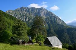 Samotna pešpot po idiličnih planinah #video