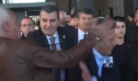 Turškega politika napadel moški, ki je ubil svoja otroka #video