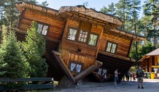 Narobe obrnjena hiša na Poljskem ni le nenavadna, nosi tudi globoko sporočilnost