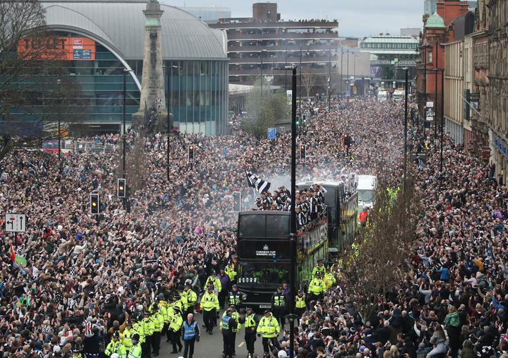 Na ulicah Newcastla se je na paradi zbralo okoli 150 tisoč ljudi. | Foto: Reuters