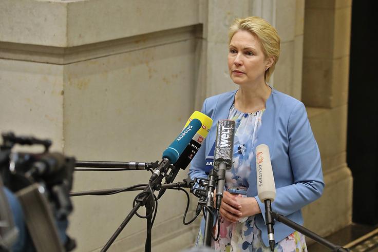 Schwesigova je kot ministrska predsednica Mecklenburga-Predpomorjanskega zelo zainteresirana, da bi Severni tok 2 čim prej začel obratovati. Zaradi ruskega napada na Ukrajino je začetek njegovega obratovanja zdaj pomaknjen v oddaljeno prihodnost. Po ruskem napadu na Ukrajino je Schwesigova na Twitterju napad označila za kršenje mednarodnega prava in podprla politiko kanclerja Scholza. | Foto: Guliverimage/Vladimir Fedorenko