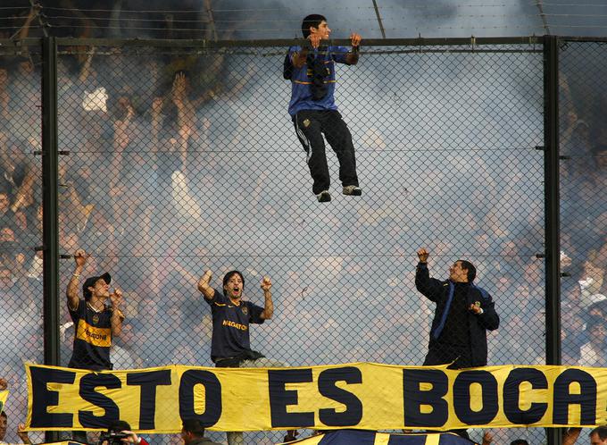 Navijači Boca Juniors na svojem štadionu poskrbijo za vzdušje, ob katerem se tresejo tla. | Foto: Reuters