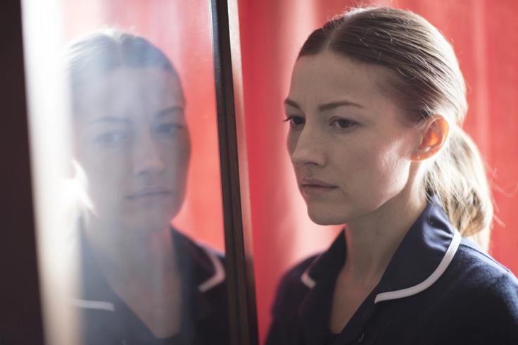 Anne Dean (Kelly Macdonald) je obdolžena, da je načrtovala umor morilca svojega devetletnega sina. Sta jo žalost in trpljenje spremenila v zločinko? | Foto: BBC | Foto: 