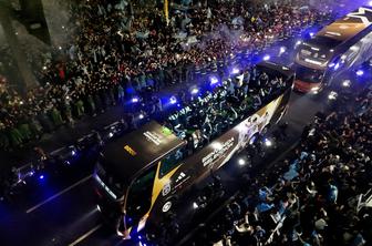 Na tisoče Argentincev kljub finalnemu porazu ob vrnitvi pozdravilo nogometaše