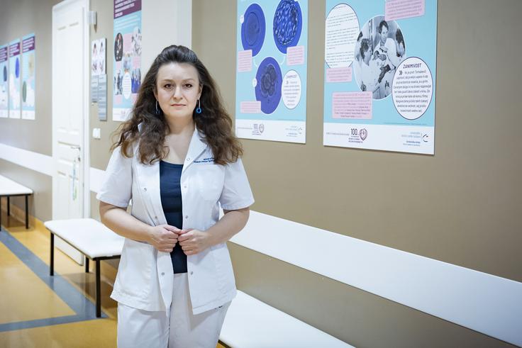Pomembna prednost Slovenije je v tem, da je dostopnost do postopkov zdravljenja neplodnosti zelo visoka. Ženska ima v okviru ZZZS pravico do šestih postopkov zunajtelesne oploditve, po vsakem porodu otroka pa je upravičena do dodatnih štirih postopkov. | Foto: Ana Kovač