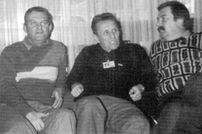 Milan Zupančič | Milan Zupančič, predsednik RZJ (v sredini) in takrat najboljša sodnika na svetu Herbert Jeglič (levo) in Štefan Jug (desno) na svetovnem prvenstvu v Švici 1986, ko je moška reprezentanca Jugoslavije osvojila zlato medaljo. | Foto osebni arhiv Andreja Šušteršiča