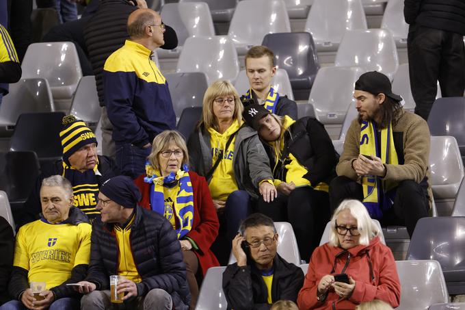 Šokirani švedski navijači, potem ko so zvedeli, da so sredi Bruslja ubili dva švedska navijača. | Foto: Guliverimage
