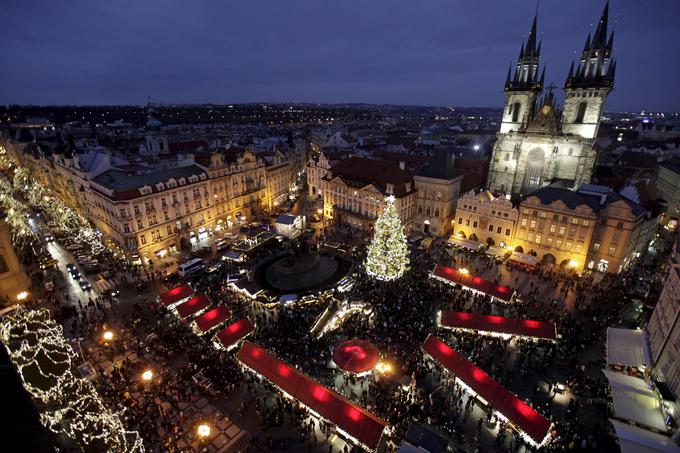 Iz Prage so sporočili, da bodo letos praznično vzdušje ustvarjali le z 19 metrov visokim božičnim drevesom v središču starega mesta. Sejem, ki ga letno obišče tudi 700.000 ljudi, pa so odpovedali. | Foto: 