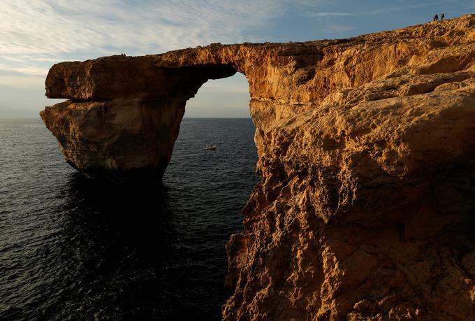 Azurno okno na malteškem otoku Gozo je bilo naraven apnenčast spomenik. | Foto: Reuters