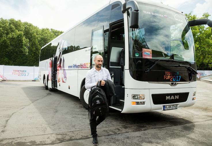 Aleš Burnik je na svetovnem prvenstvu prvič kot selektor vodil izbrano vrsto in jo popeljal v višji kakovostni razred. Njegova pomočnika sta Lovro Bajc in Andrej Hočevar. | Foto: Vid Ponikvar