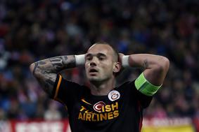 Wesley Sneijder bo zaradi rumenih kartonov ob polovico plače