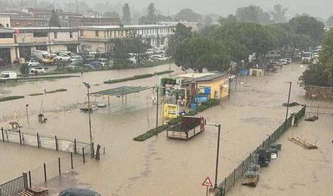 Pri naših sosedih se že borijo s poplavami, otok odrezan od sveta