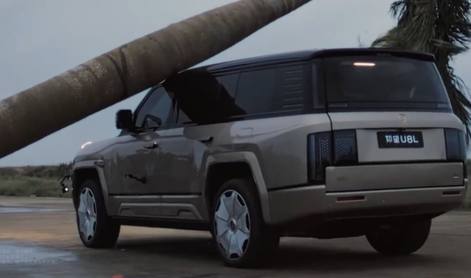 Deblo trikrat padlo na SUV. Kaj se zgodi? #video