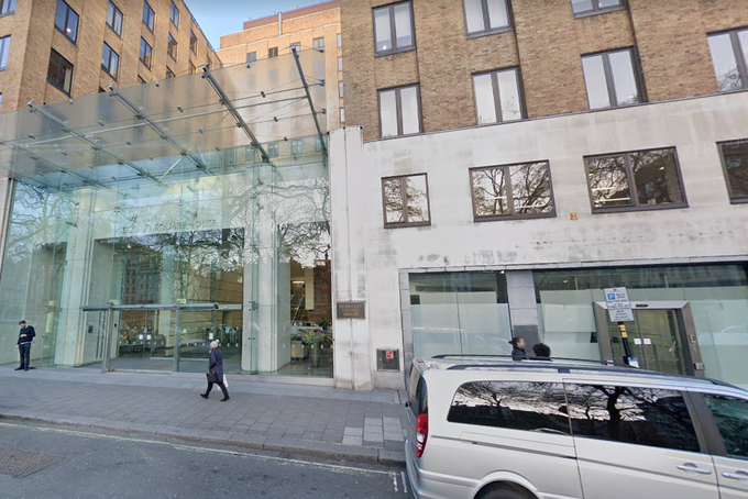 Na spletni strani podjetja NextHash je zapisano, da ima sedež v stavbi Berkeley Square House v Londonu. Podjetje ima podružnice tudi v Sloveniji (kjer pa ima zaprt tekoči račun), na Malti, v Estoniji, kjer je sedež njihove borze s kriptovalutami Nexinter, v Švici, Dubaju, ZDA, Srbiji in Singapurju. | Foto: Google Street View