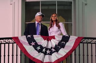 Melania je na balkonu Bele hiše presenetila Donalda #video