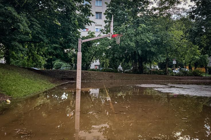 Gasilci so črpali vodo iz objektov, zalilo je več podvozov.  | Foto: Ana Kovač