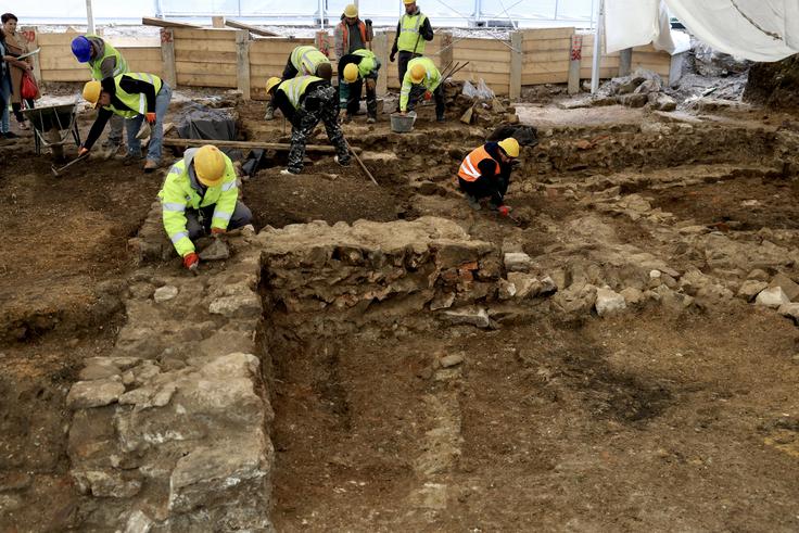 Arheološka izkopavanja pred celovito prenovo SNG Drama Ljubljana trenutno še potekajo ob Igriški ulici ter Erjavčevi in Slovenski cesti, raziskave ob Mali Drami pa so arheologi končali oktobra. | Foto: Ana Kovač