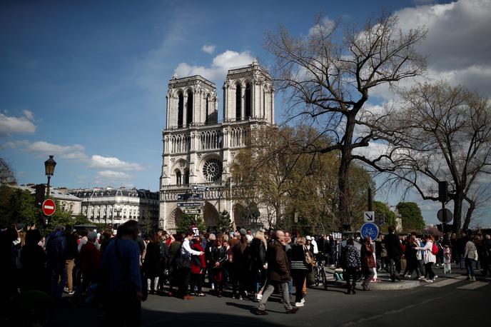 Notre-Dame | Zvonovi so zadoneli so ob 18.50 oziroma natanko takrat, ko je v znameniti katedrali v ponedeljek izbruhnil požar. | Foto Reuters