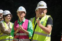 Ministrica za infrastrukturo Alenka Bratušek si je na Gorenjskem ob drugi obletnici ujme ogledala rekonstrukcije državne cestne infrastrukture na relacijah Sorica, Gorenja vas-Todraž ter Trebija-Sovodenj.