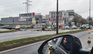 Hujše trčenje vozil na Celovški: eno vozilo odbilo v pešca, ki je hudo poškodovan
