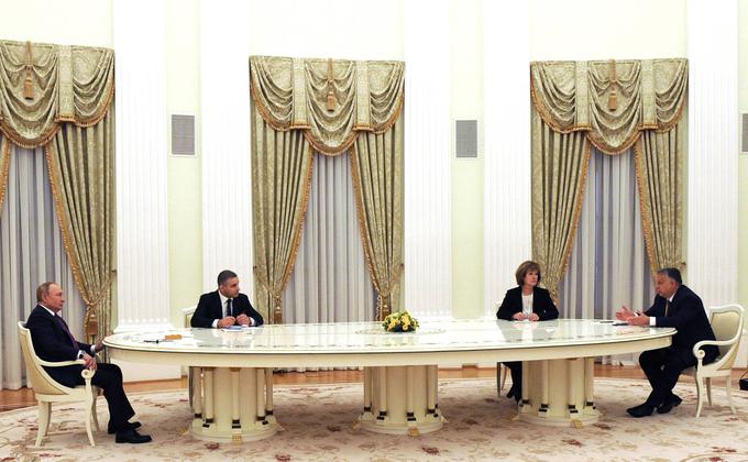 Putin je bil zelo oddaljen od tujih sogovornikov že vsaj 1. februarja letos, ko je v Moskvi sprejel madžarskega premierja Viktorja Orbana. Sedela sta vsak na svojem koncu dolge mize.  | Foto: Guliverimage/Vladimir Fedorenko