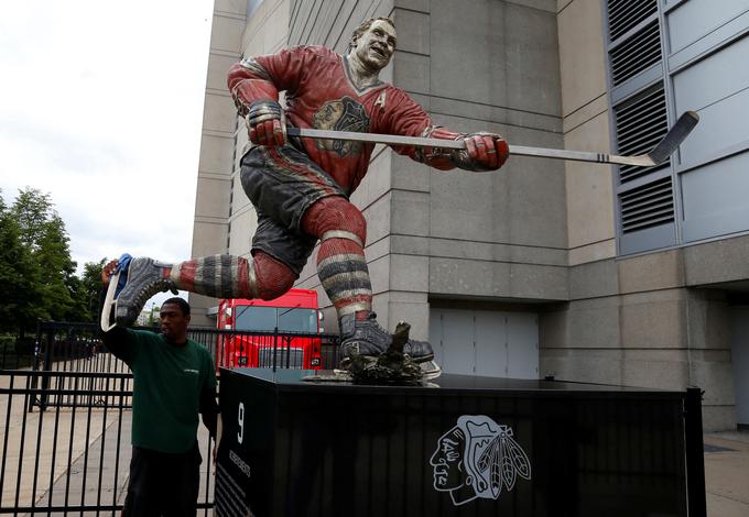 V Chicagu so mu pred hokejsko dvorano postavili spomenik. | Foto: Reuters