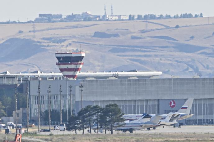 Ankara | Letališče v Ankari in letala, ki naj bi v Turčijo na izmenjavo pripeljala zapornike iz Rusije. | Foto Guliverimage