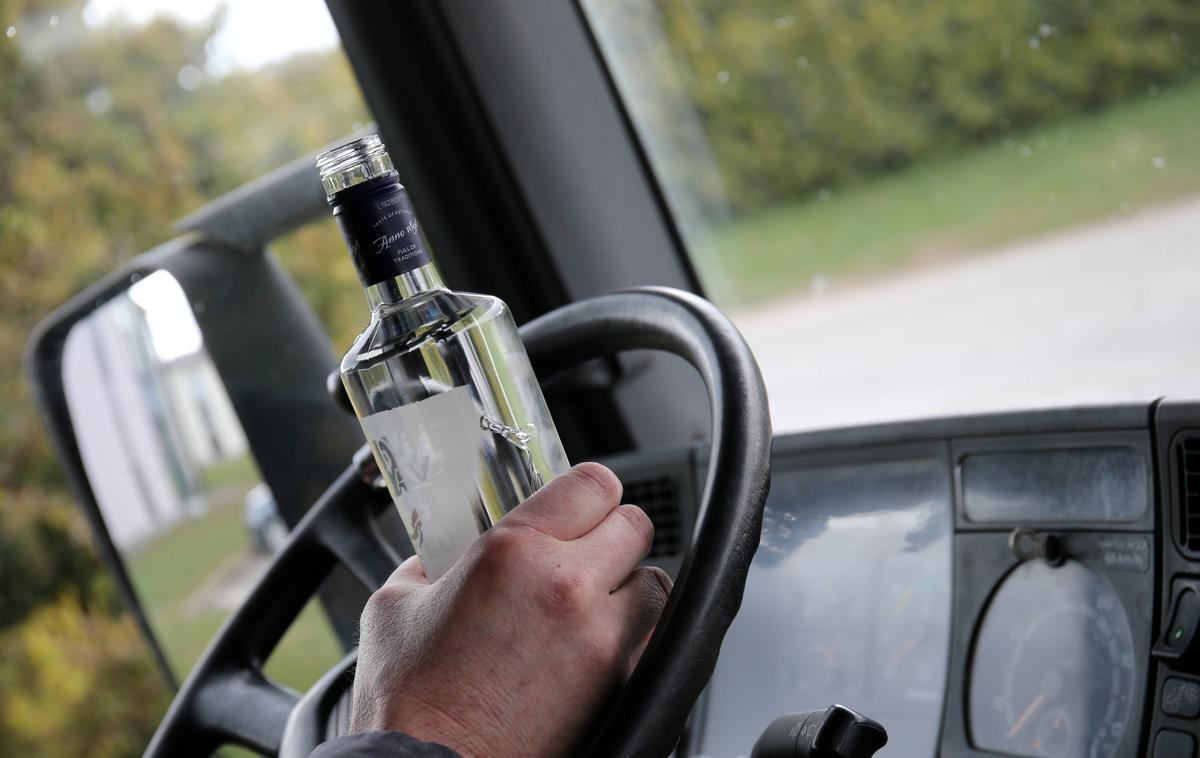 VOZNIK alkohol | Po navedbah PU Nova Gorica alkohol najprej oslabi sposobnost normalnega miselnega presojanja. Voznik je tako prepričan, da vozi bolje kot dejansko, temu pa sledijo slabša sposobnost zaznavanja, napačne ocene razdalj, počasne reakcije, motnje pri ravnotežju, zožen zorni kot in podobno. V cestnem prometu to pogosto pomeni izzivanje nevarnosti, kot so prepočasna ali prehitra vožnja, težje obvladovanje ali spremljanje smeri vožnje, smerni kazalci, ki niso vključeni, ustavljanje pri zeleni luči in vožnja v rdečo luč. | Foto Guliverimage