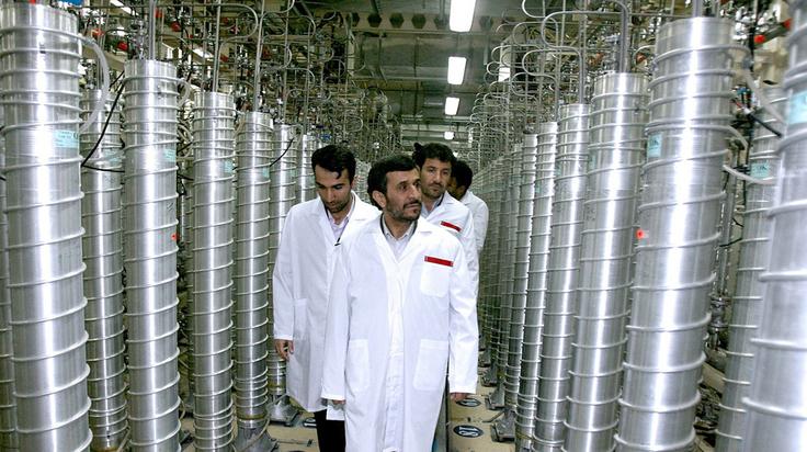 Nekdanji iranski predsednik Mahmud Ahmadinedžad med obiskom obrata za bogatenje urana v Natancu, april 2008 | Foto: Reuters