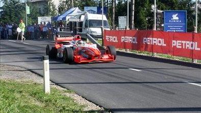 Bencinski spektakel s 150 dirkači