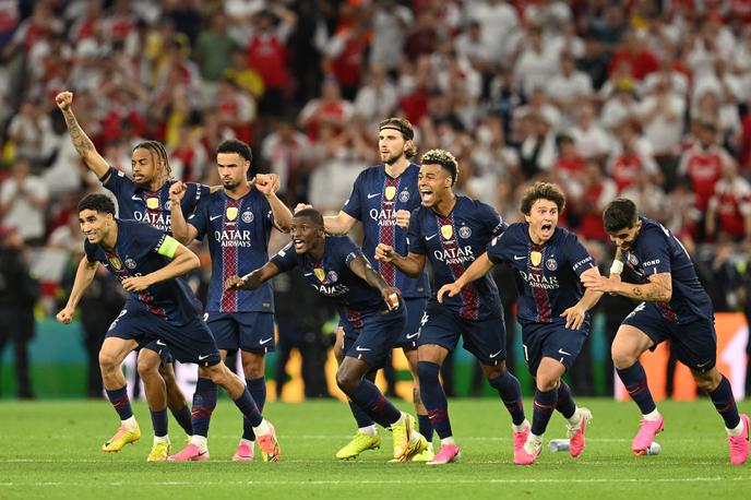 finale lige prvakov PSG | Nogometaši PSG-ja so se tako razveselili, ko je Arsenal zapravil še drugo 11-metrovko in so osvojili evropsko krono. | Foto Reuters