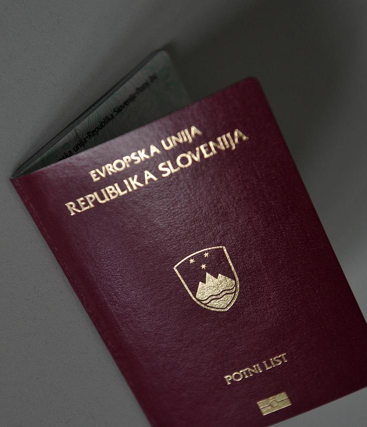Kot izredno pomembno novost za slovenske državljane v tujini je možnost odločitve, da pridobijo potni list brez vpisanega podatka o naslovu. | Foto: STA ,