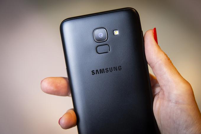 Pametni telefon Samsung Galaxy J6 oblikovno ne pušča nobenega dvoma, da prihaja iz iste hiše kot njegovi zmogljivejši rojaki serij A in S. | Foto: Bojan Puhek